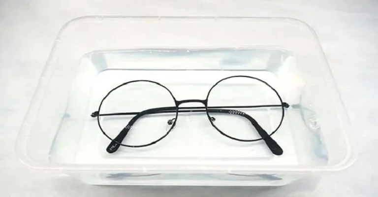 Sửa càng kính gọng nhựa bằng nước ấm khi điều chỉnh gọng kính bị lệch tại nhà