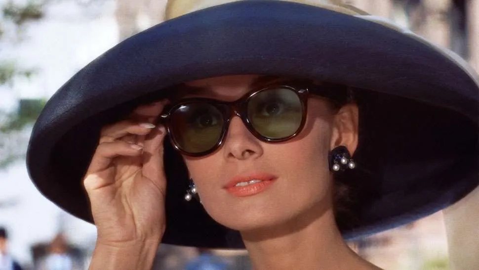 Audrey Hepburn với kính mát oversize