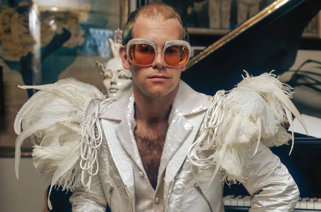 Elton John và kính mắt màu sắc rực rỡ
