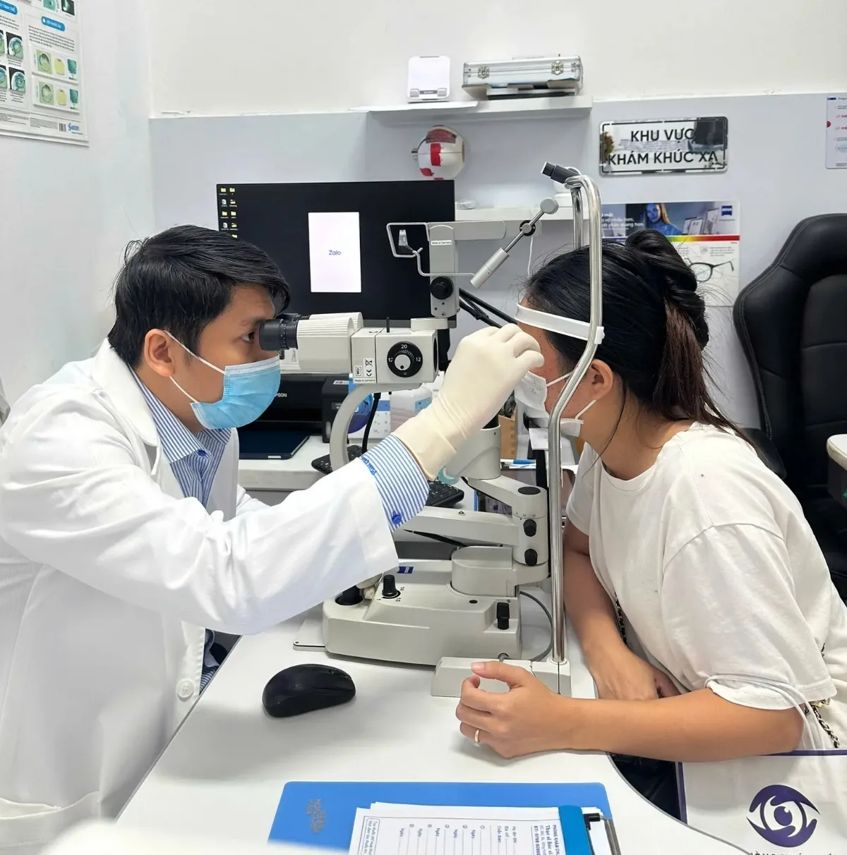 Bác sĩ Minh khám mắt tại Phòng khám mắt BS Minh Bến Tre