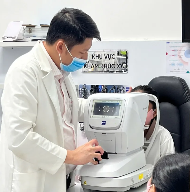 Đo khúc xạ tại Phòng khám mắt BS Minh Bến Tre