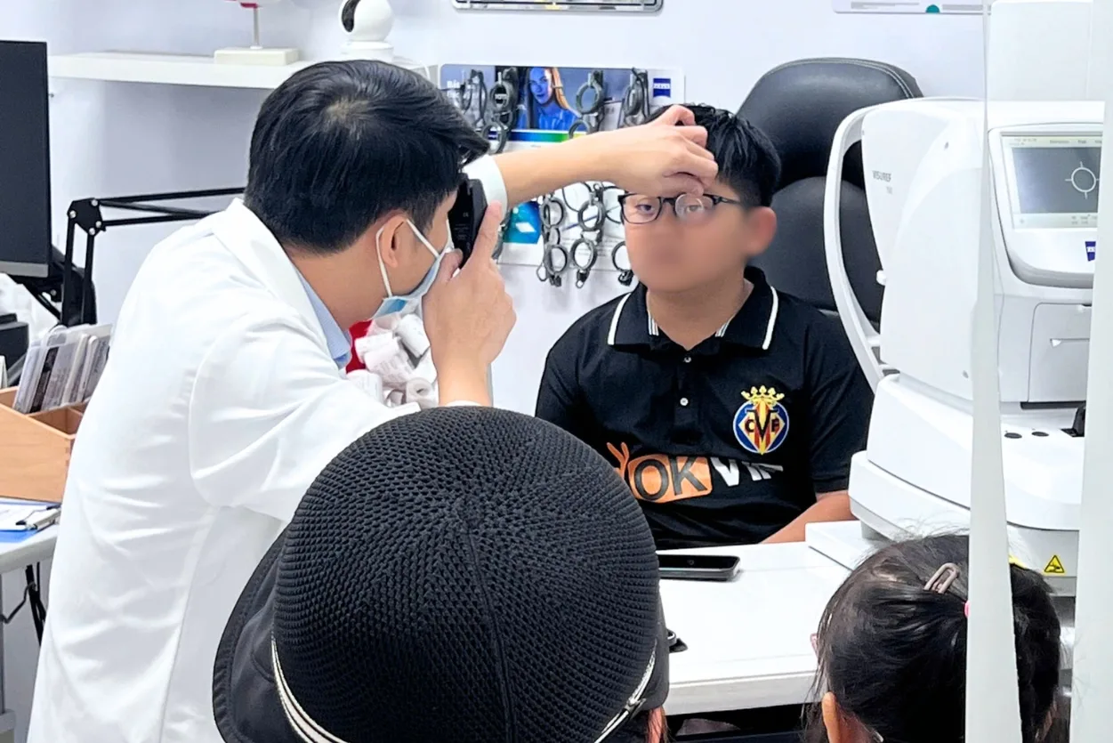 soi đáy mắt tại phòng khám mắt bác sĩ minh bến tre