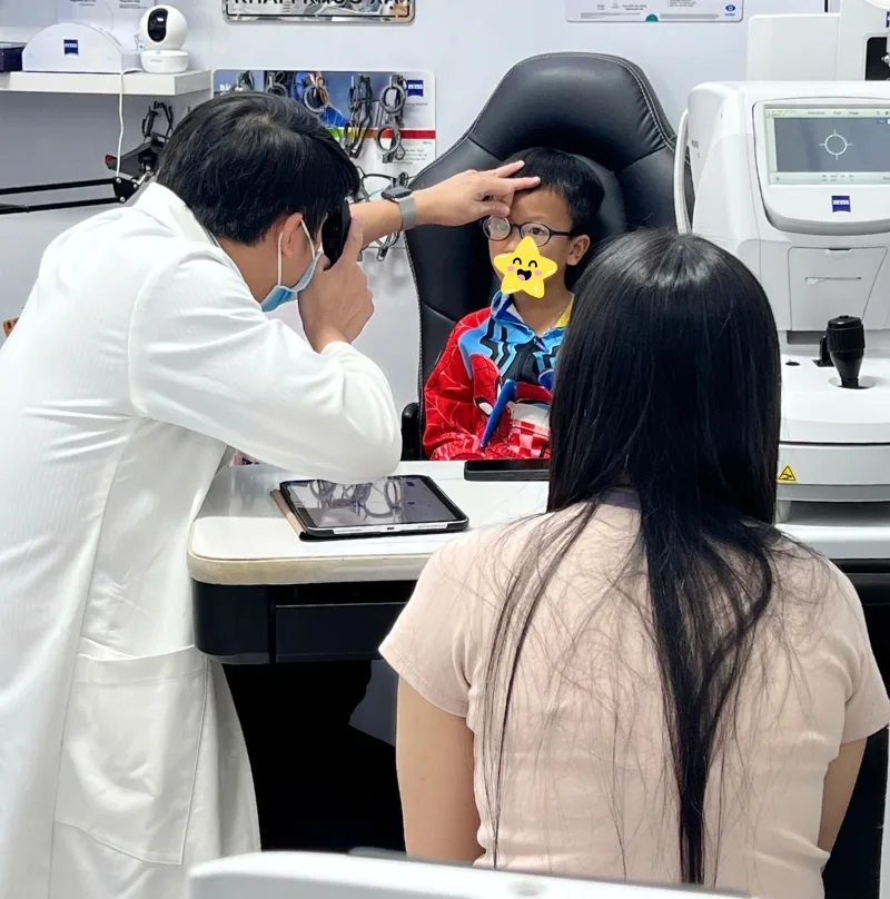 Đo khúc xạ cho trẻ em tại Phòng khám mắt BS Minh Bến Tre