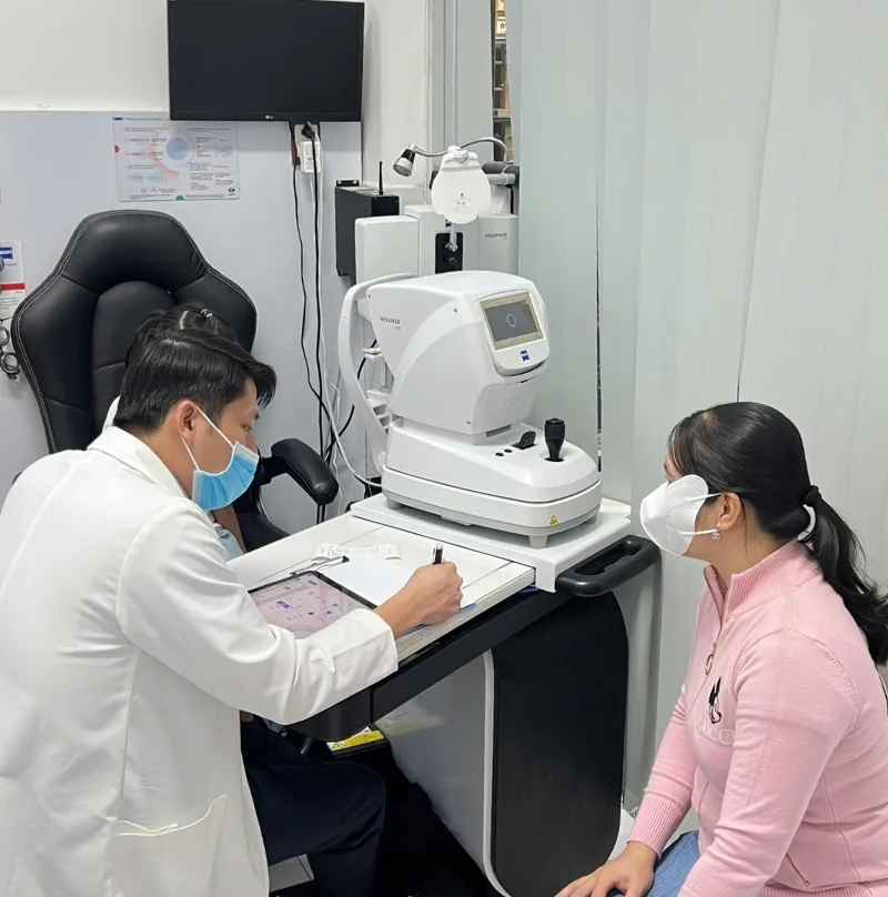 Bác sĩ khám mắt tại Phòng khám mắt BS Minh Bến Tre