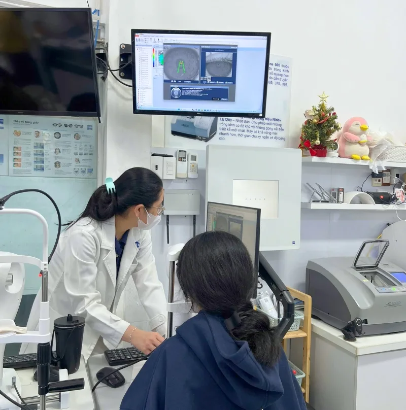 Đo bản đồ giác mạc trước khi tư vấn ortho K