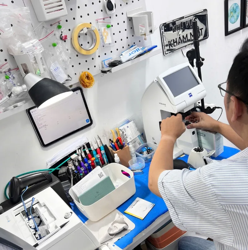 Mài lắp kính cận bằng máy chuyên dụng tại Mắt kính BS Minh