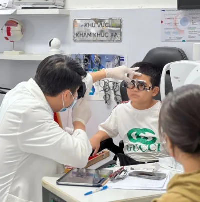 Thử kính trước khi cắt kính cận tại Mắt kính BS Minh