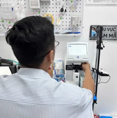 Kiểm tra kính sau khi cắt kính cận và mài lắp
