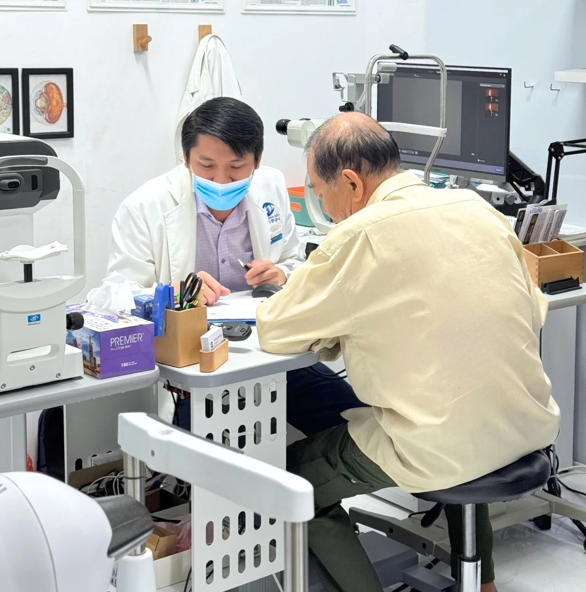 Bác sĩ Minh tư vấn khám mắt cho bệnh nhân tại Bến Tre