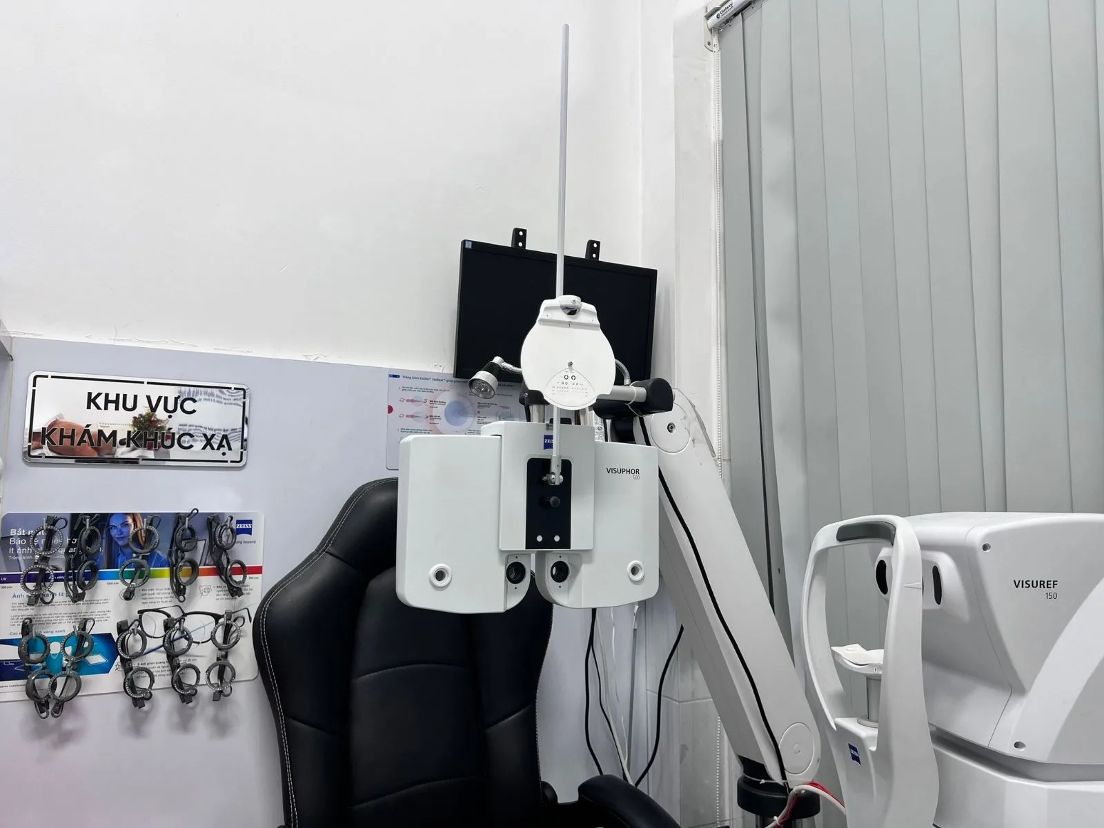 Mặt nạ thử khúc xạ Zeiss Visuphor tại Phòng khám mắt BS Minh Bến Tre