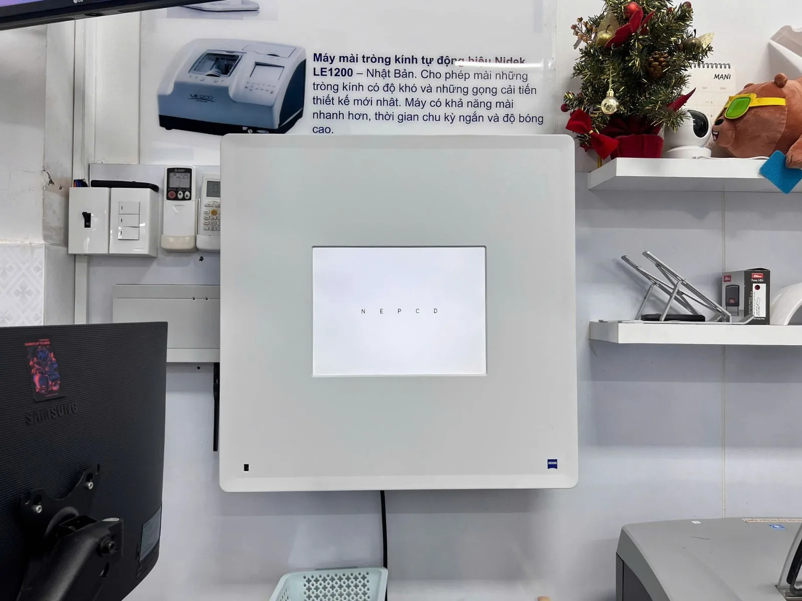 Màn hình thử thị lực Zeiss Visuscreen tại Phòng khám mắt BS Minh Bến Tre