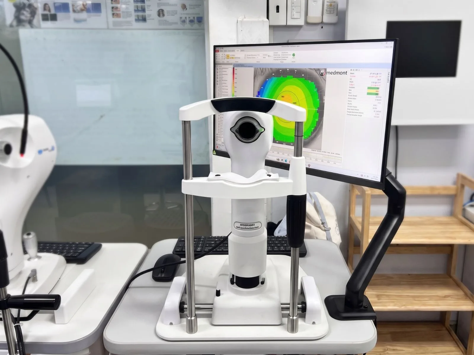 Máy đo bản đồ giác mạc Medmont tại Phòng khám mắt BS Minh Bến Tre