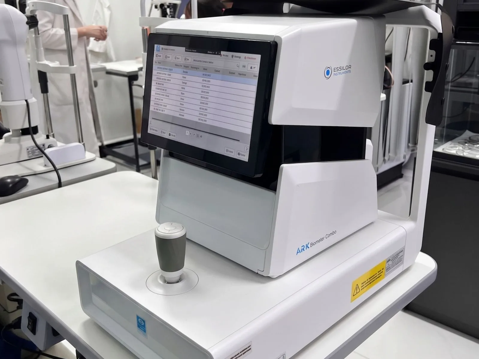 Máy đo trục nhãn cầu tại Mắt kính BS Minh Bến Tre