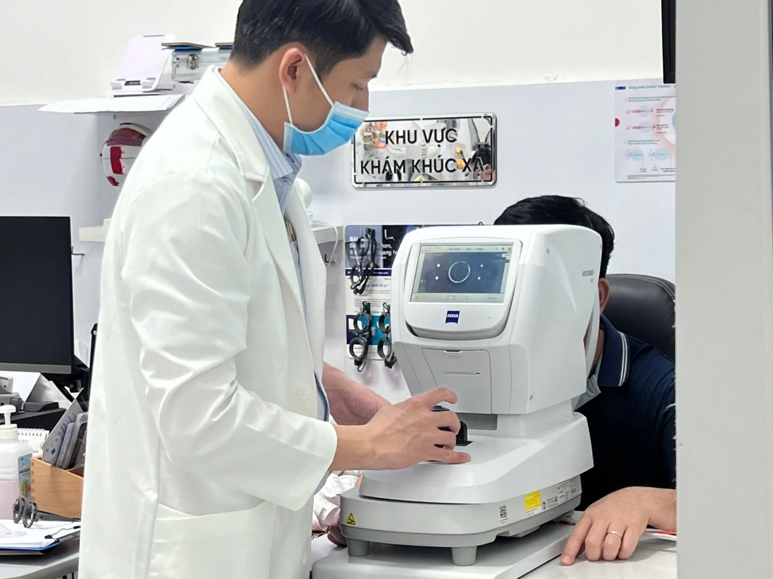 Quy trình đo khúc xạ tại Phòng khám mắt BS Minh Bến Tre