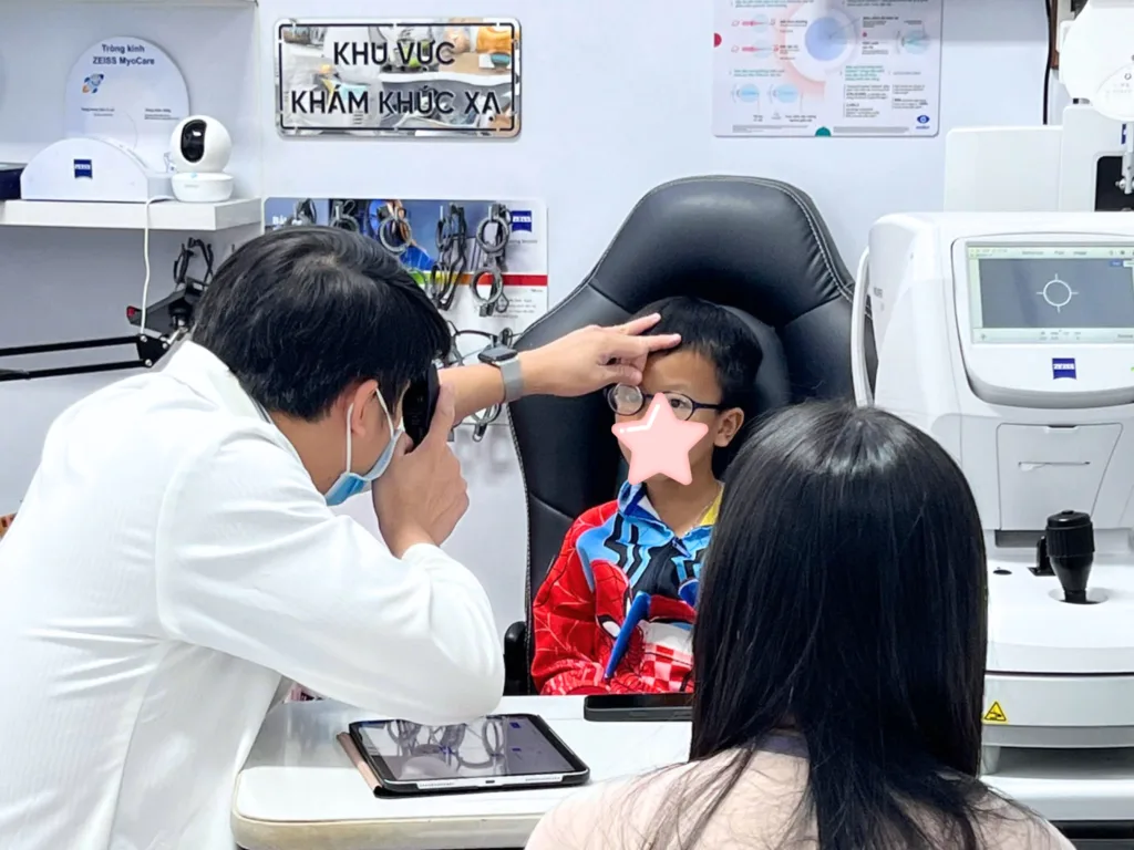 Phòng khám mắt, mắt kính Ths Bs Lữ Bảo Minh Bến Tre dau hieu can thi o tre em