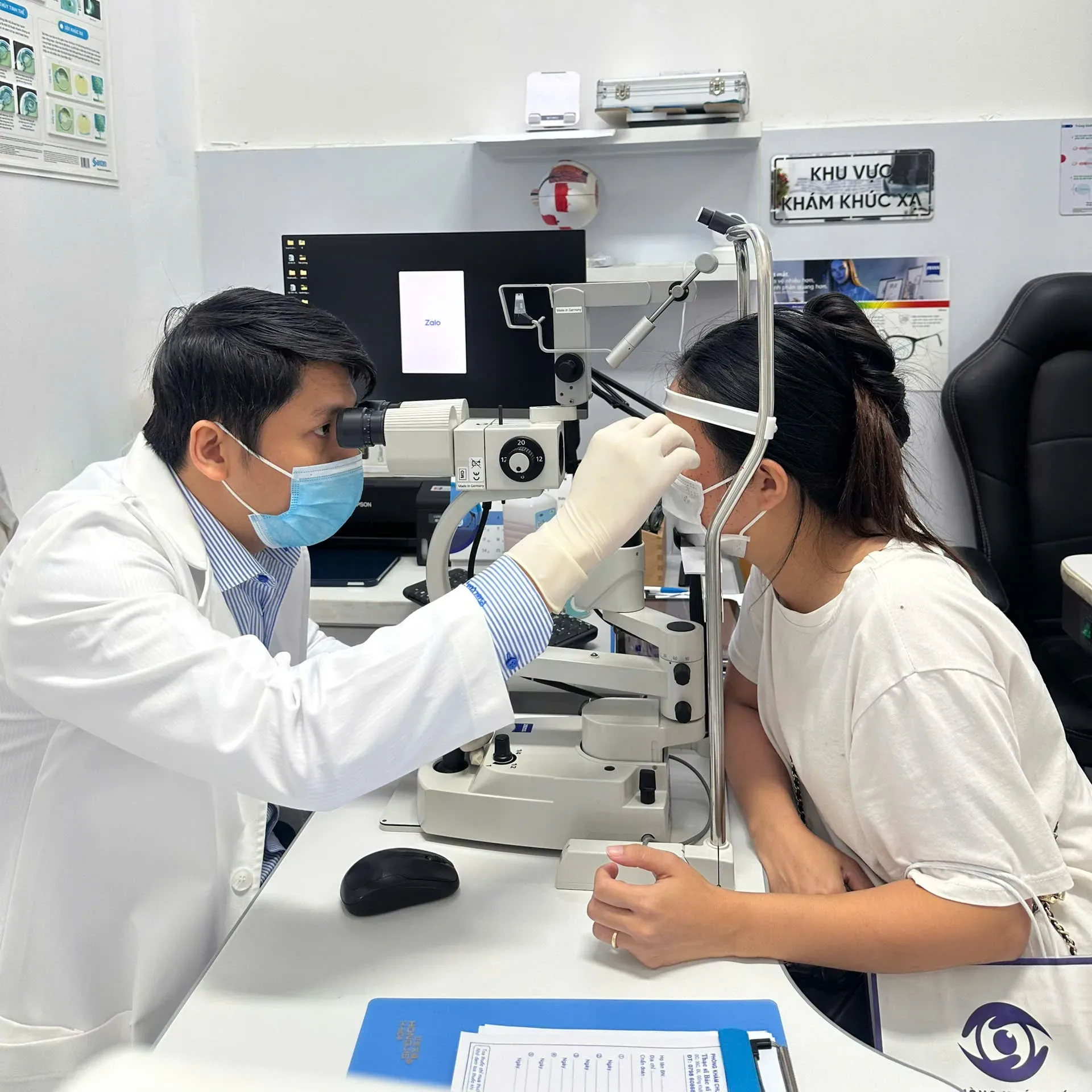 Bác sĩ Minh khám mắt tại Bến Tre