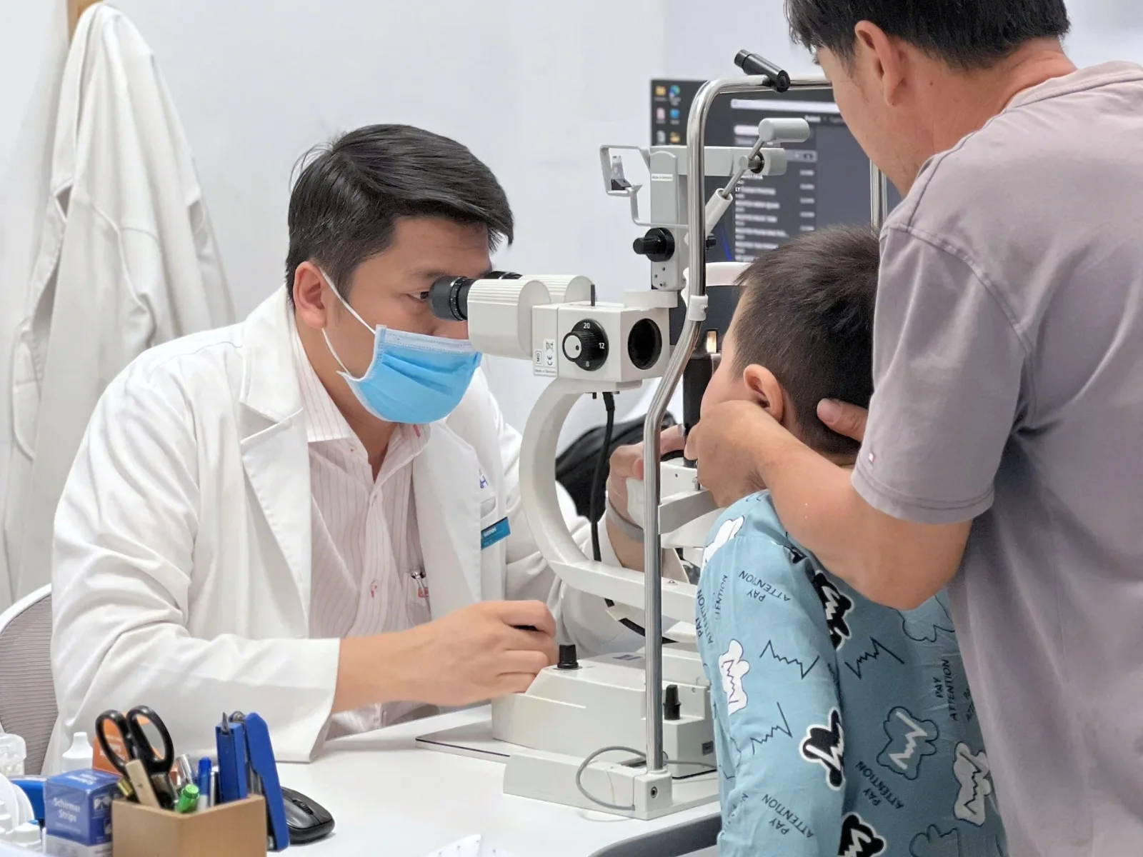 Mắt bị va đập khi nào cần đi khám