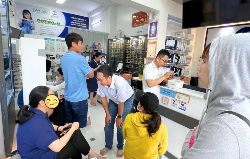 giá cắt kính cận bến tre