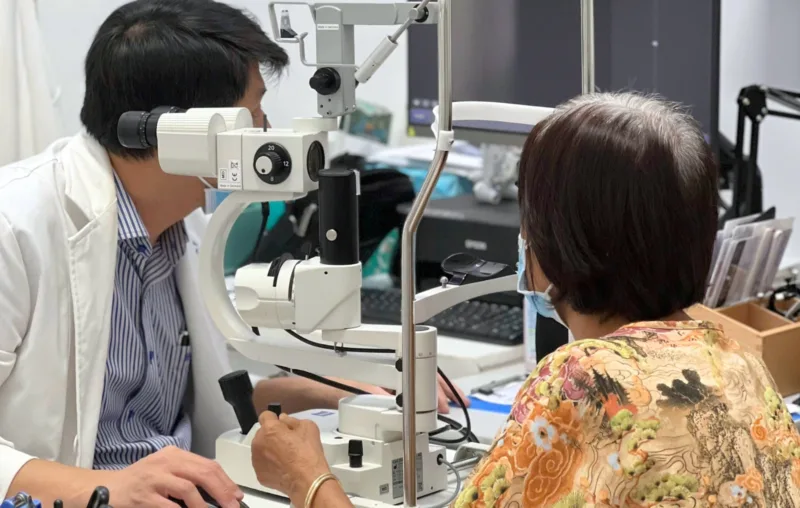 Nhức mắt một bên có cần đi khám không?