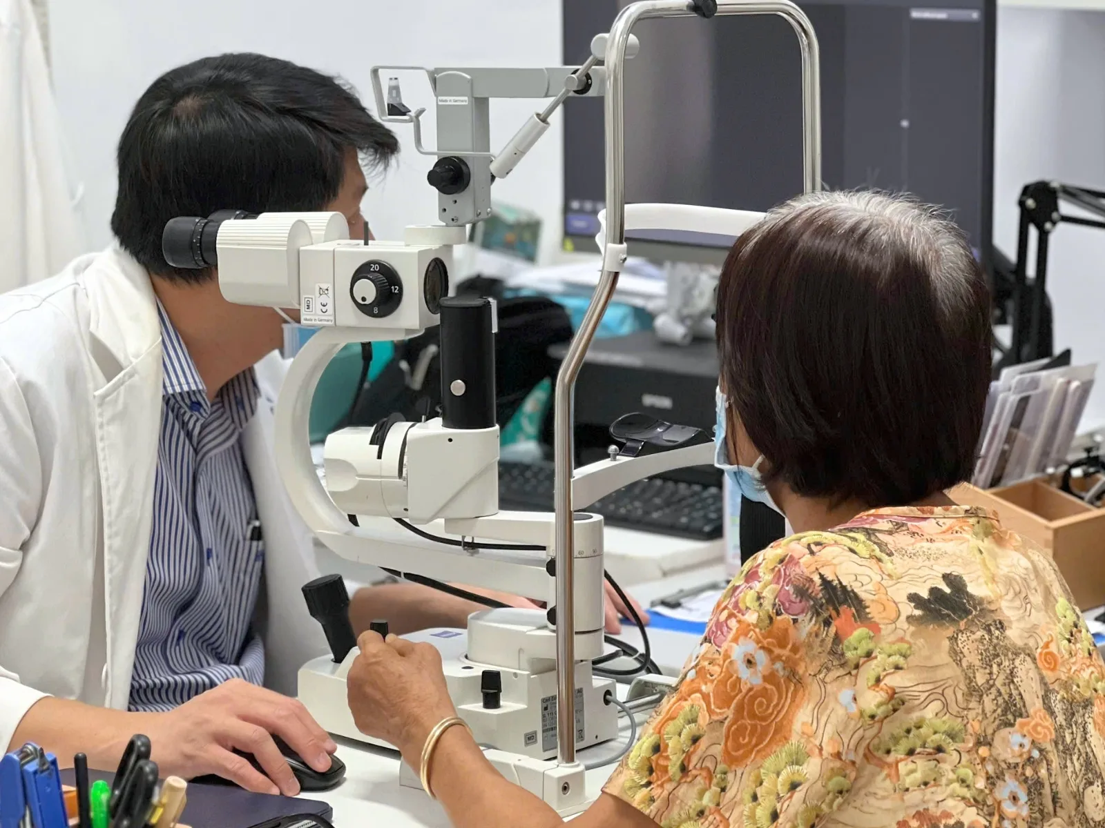 Khám mắt cho người ở Giồng Trôm: kiểm tra cận