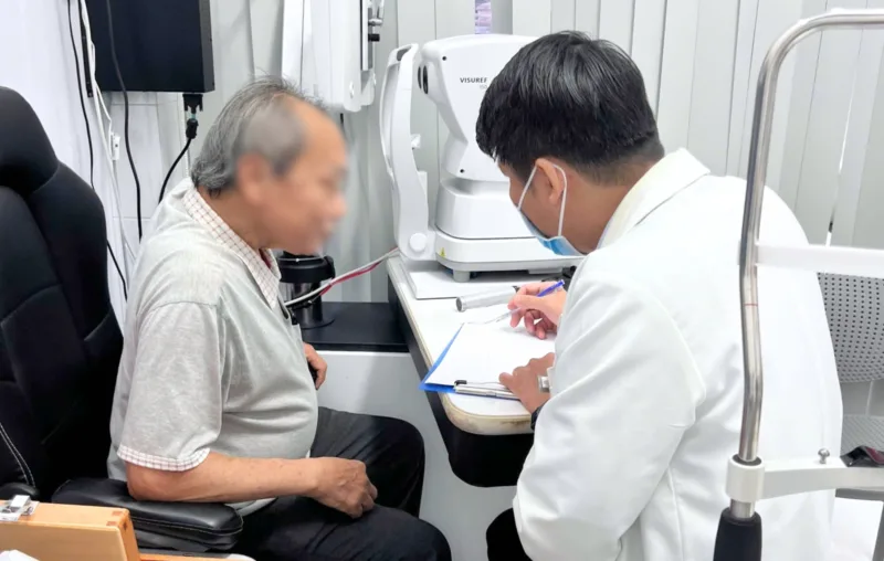 Đeo kính đa tròng đi cầu thang: lưu ý an toàn