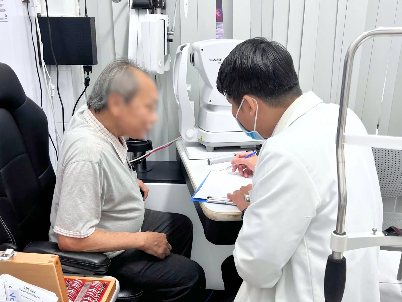 Đeo kính đa tròng đi cầu thang: lưu ý an toàn