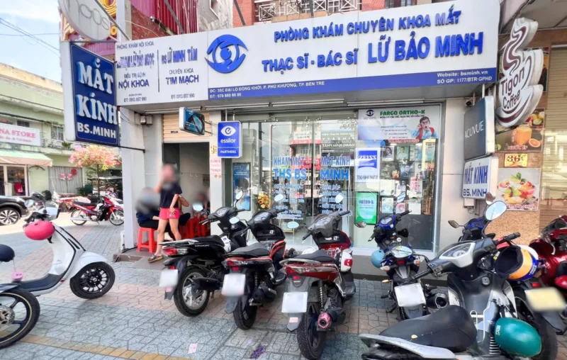 Mắt kính bác sĩ Minh có gì khác với cửa hàng kính thông thường?
