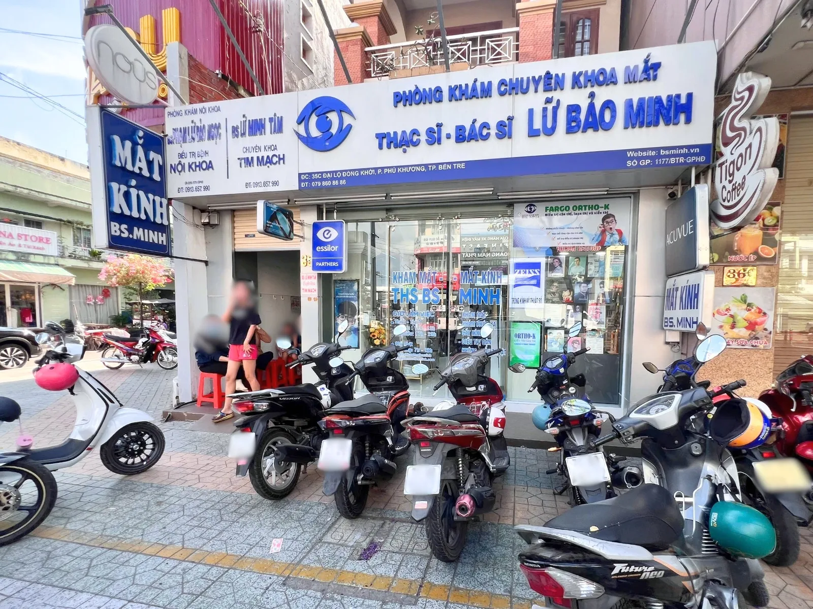 Mắt kính bác sĩ Minh có gì khác với cửa hàng kính thông thường?
