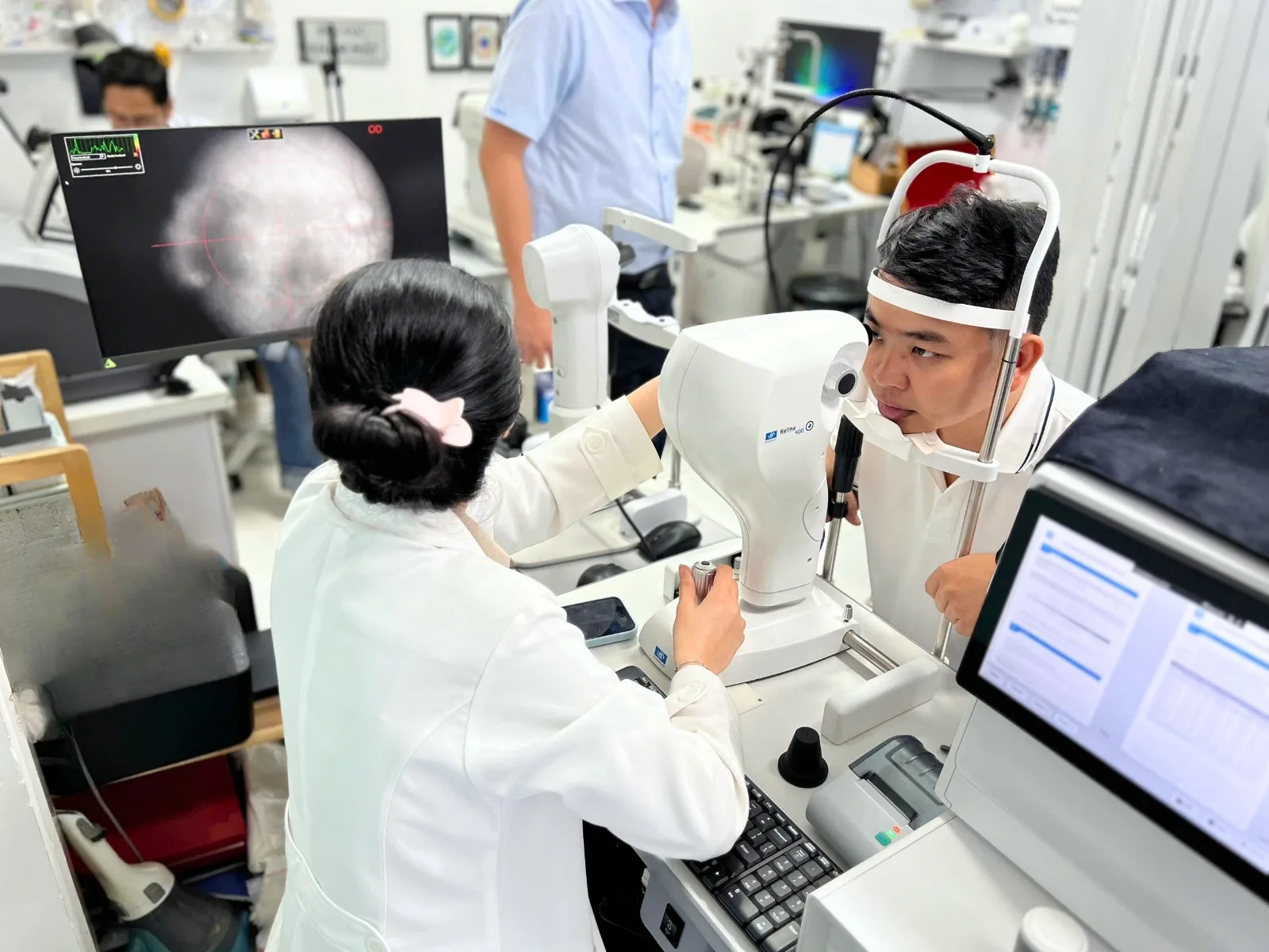 Hình thực tế bệnh nhân được soi đáy mắt tại phòng khám mắt