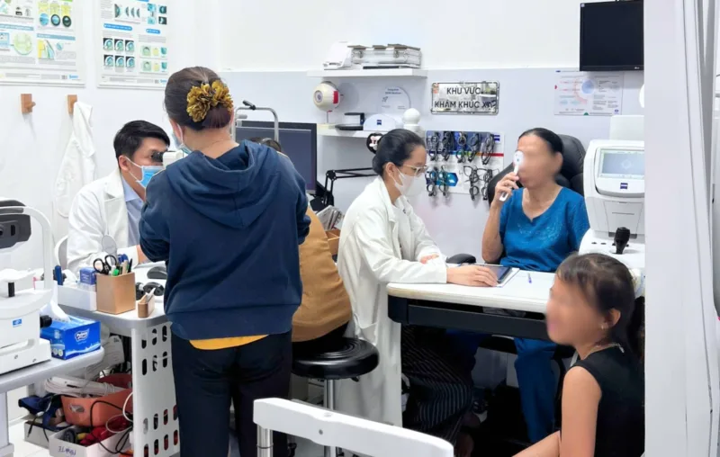 Lão thị kèm cận thị: nên dùng kính gì cho đúng?