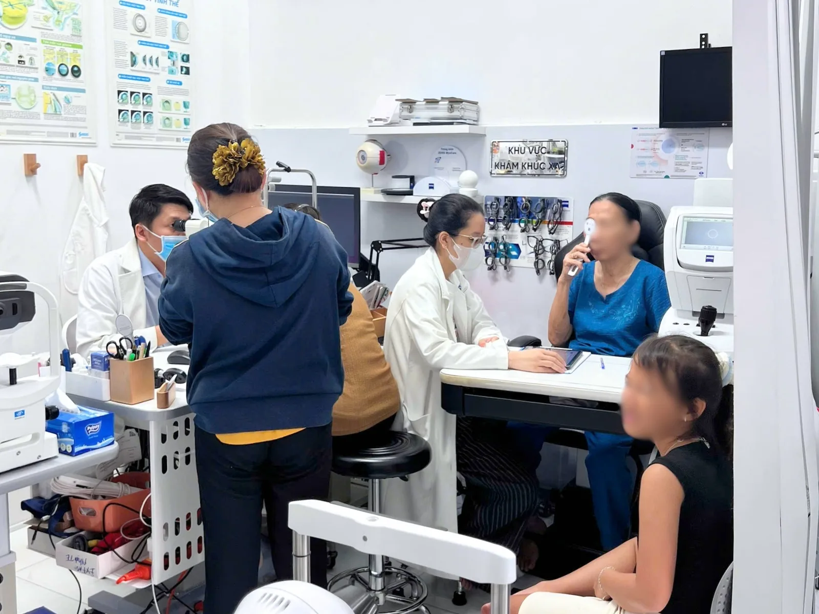 Lão thị kèm cận thị: nên dùng kính gì cho đúng?