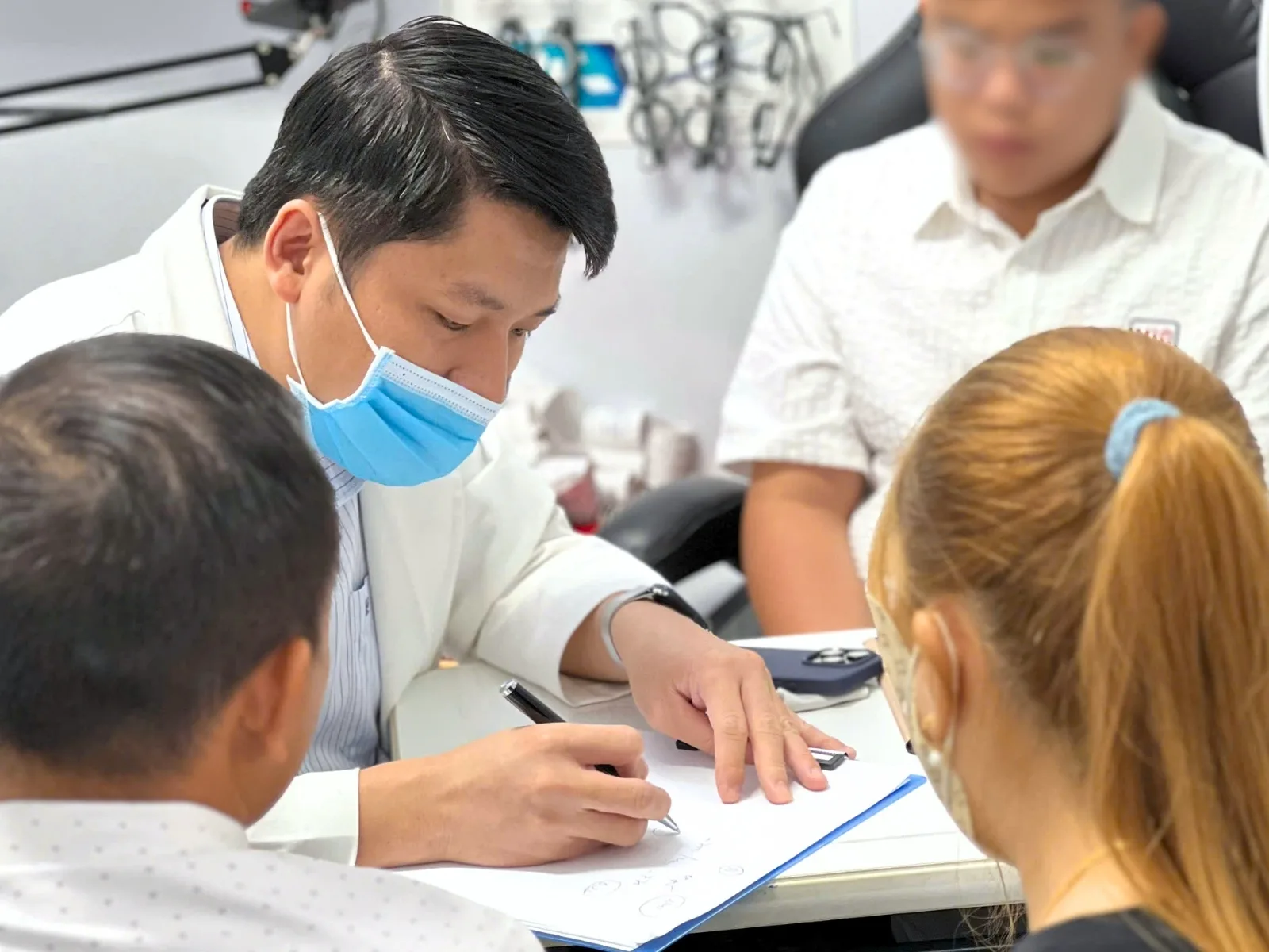Bác sĩ tư vấn kết quả soi đáy mắt cho bệnh nhân