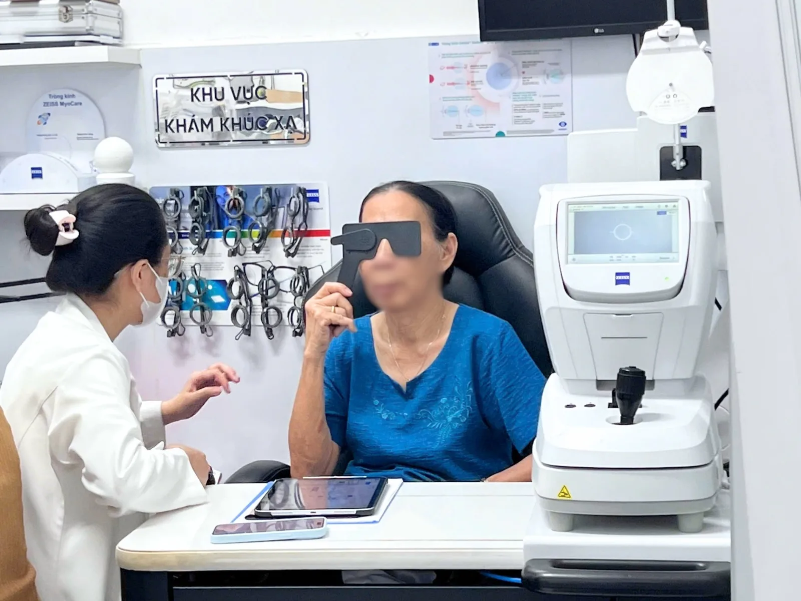 Lão thị kèm loạn thị: đo kính cần chú ý gì?
