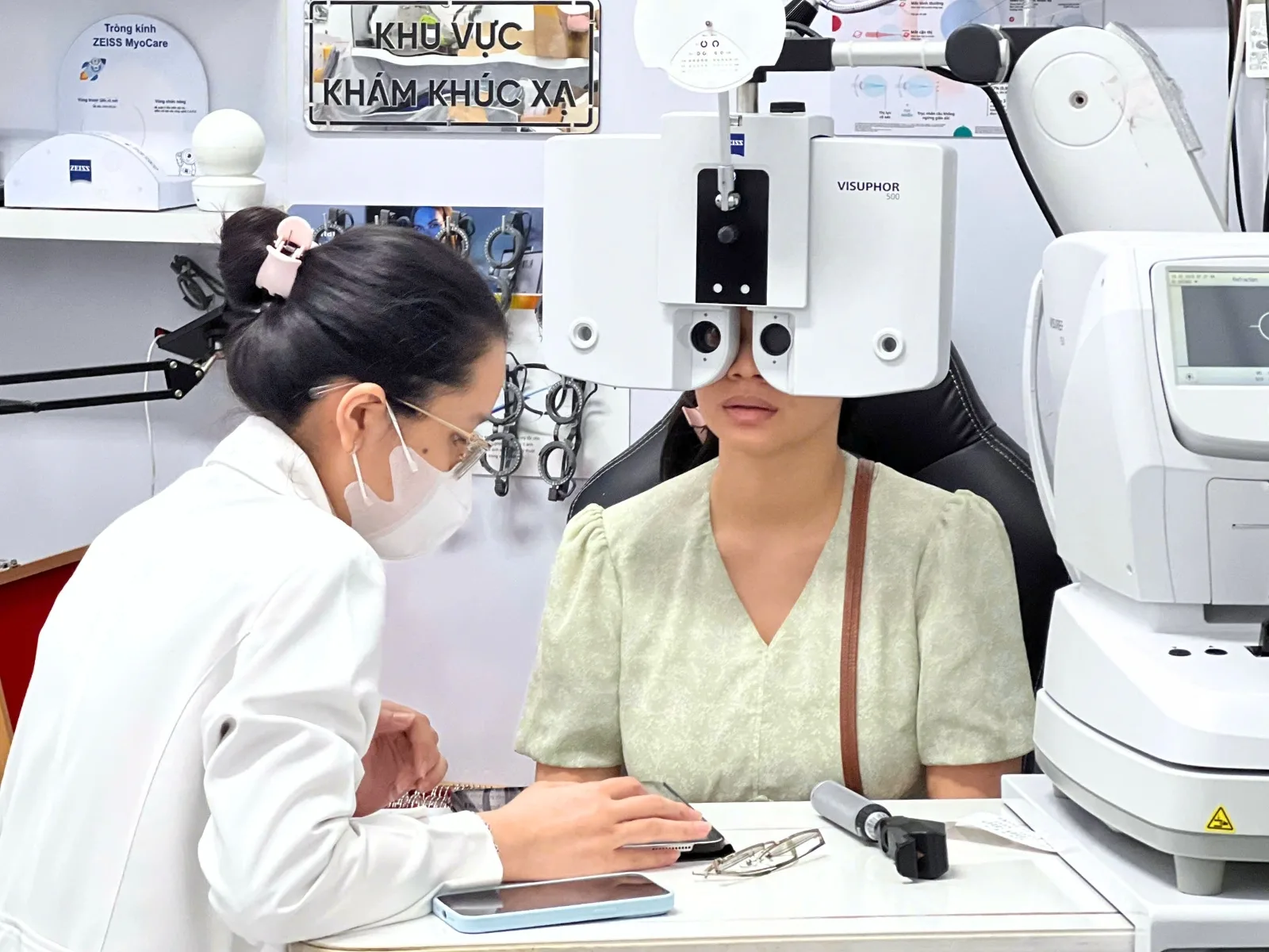 Bệnh nhân đau mắt nhức đầu được khám mắt tại phòng khám