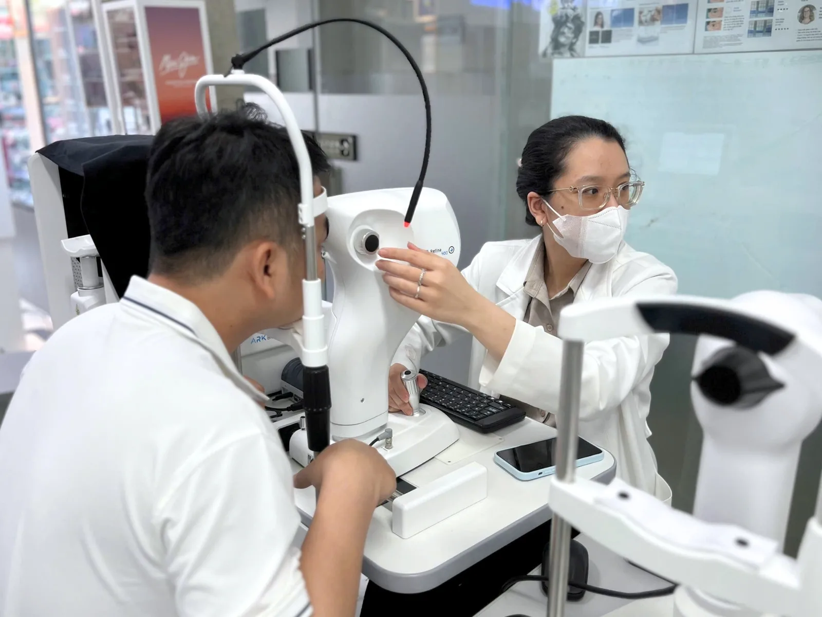 Soi đáy mắt kiểm tra dấu hiệu bong võng mạc