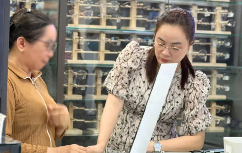 Chọn tròng kính cho người lớn tuổi