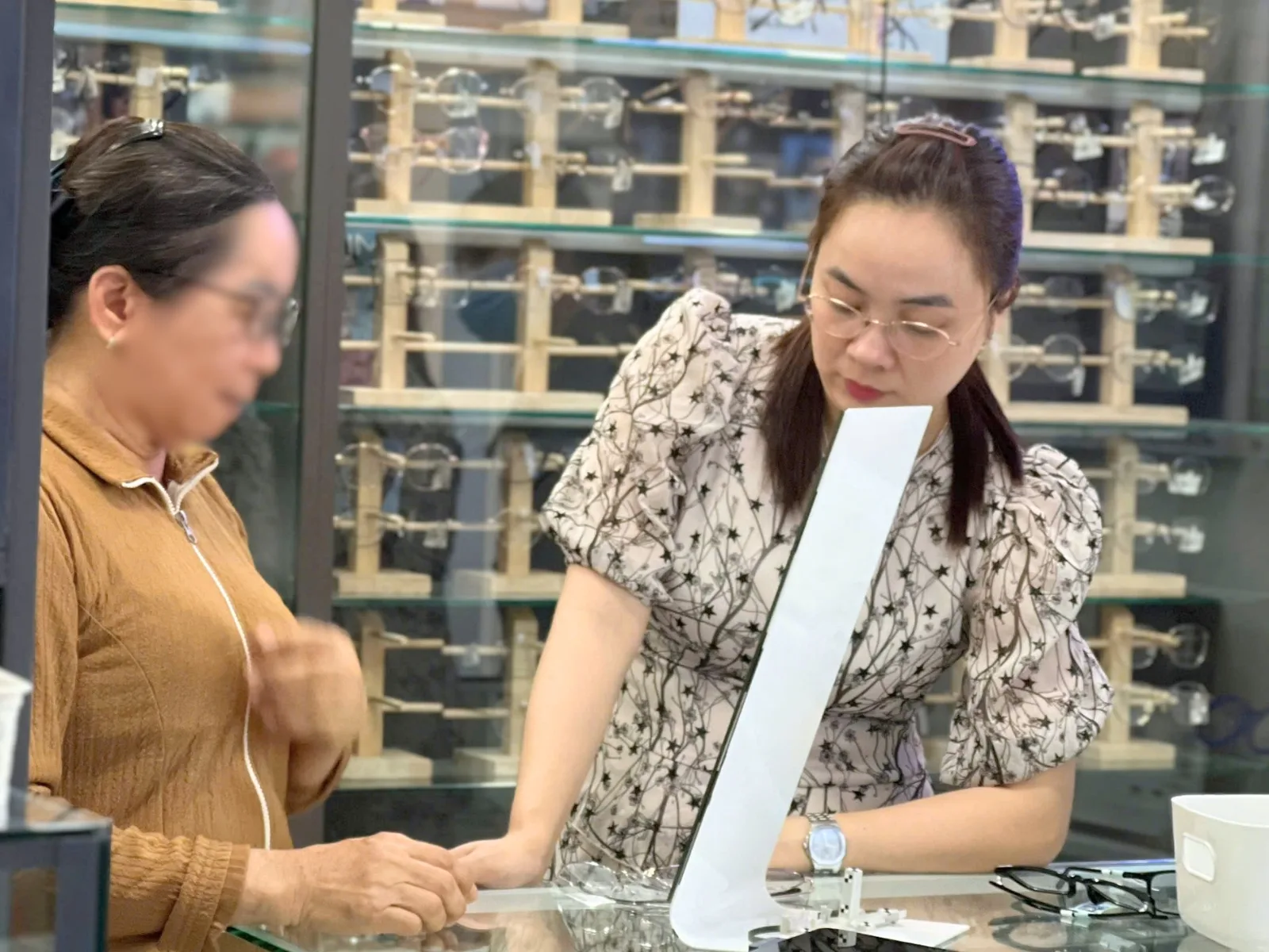 Chọn tròng kính cho người lớn tuổi
