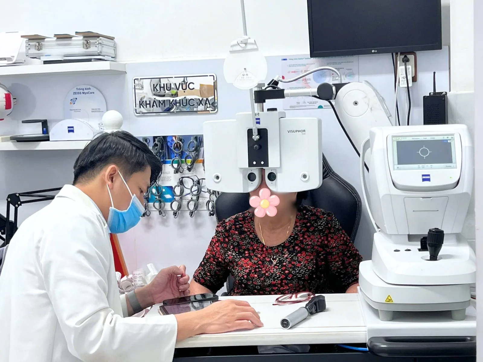 Nguyên nhân người đeo đa tròng nhìn màn hình không rõ?