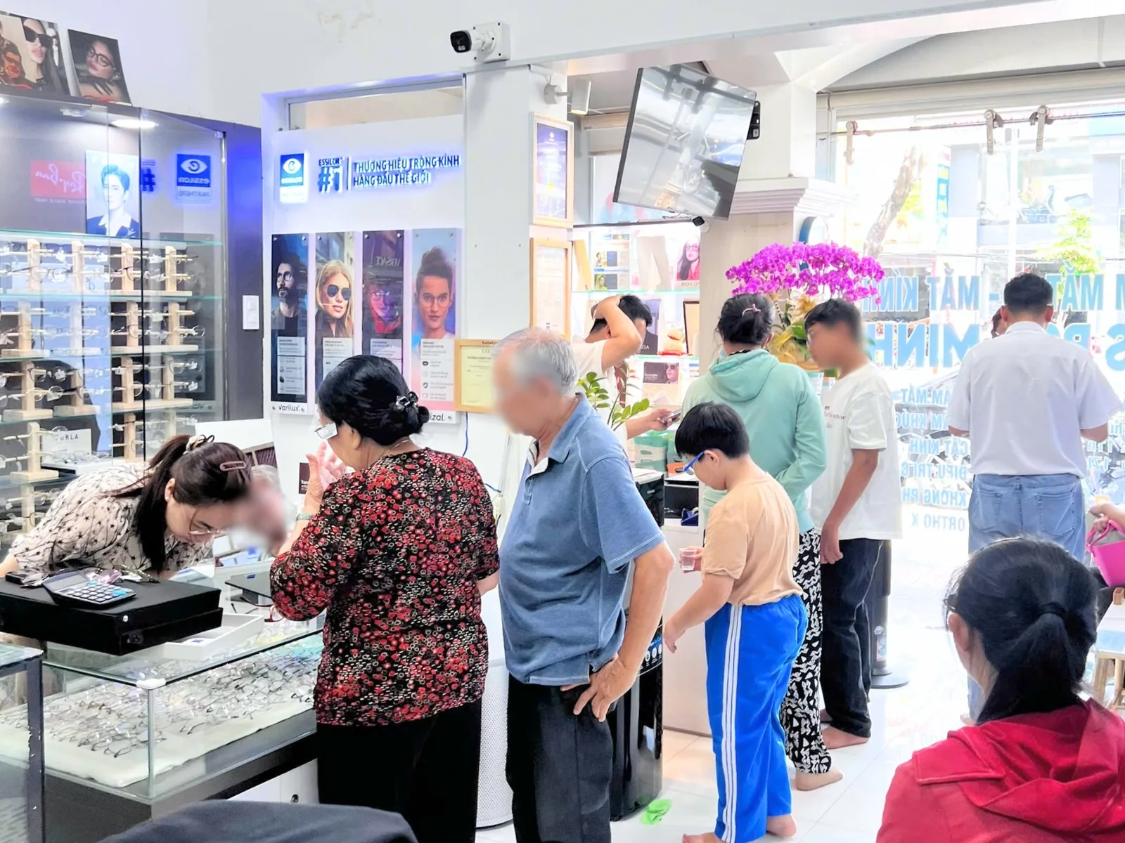 Tập thích nghi kính đa tròng trong tuần đầu