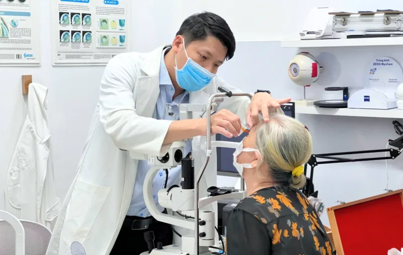 Dị vật giác mạc vì sao không nên tự lấy?
