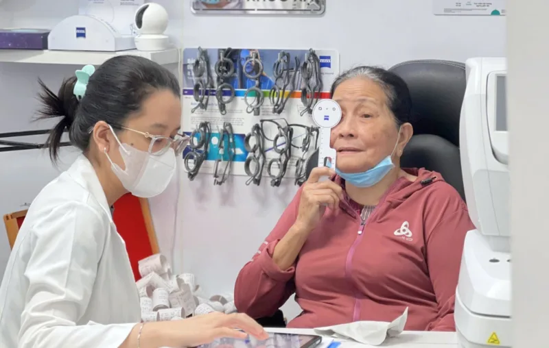 đo mắt kính đa tròng