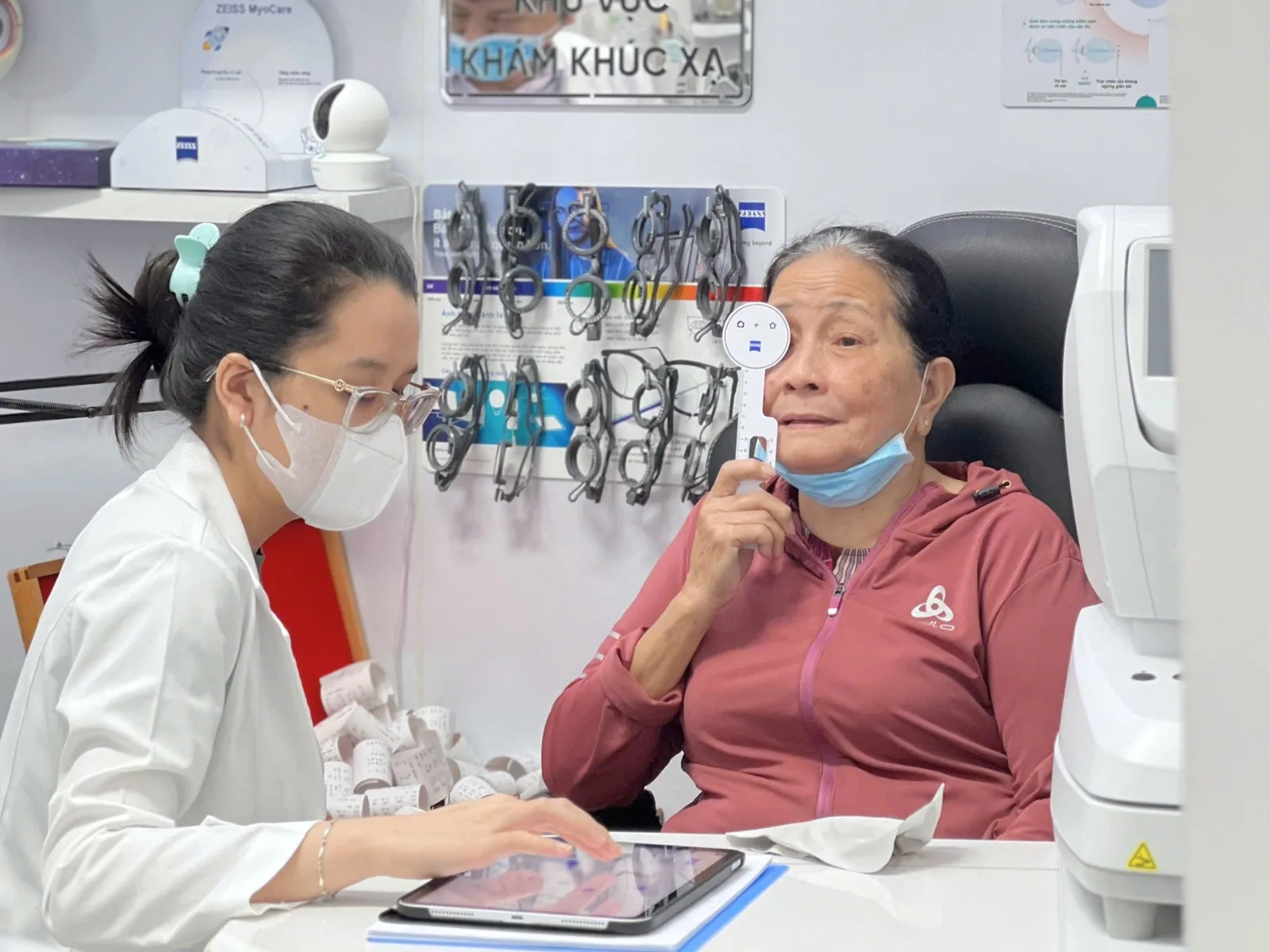 đo mắt kính đa tròng
