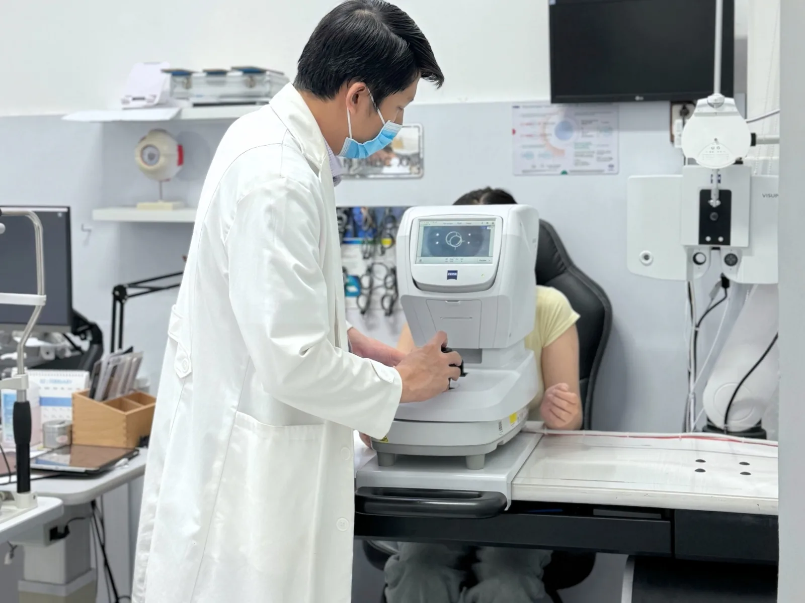 Đo khúc xạ trước khi thực hiện quy trình đeo kính Ortho-K