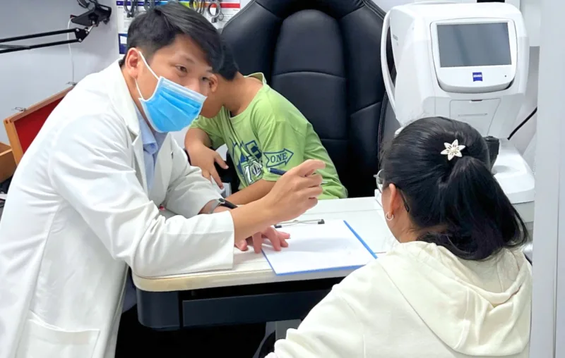 Kính đổi màu có hại mắt không? Bác sĩ giải đáp