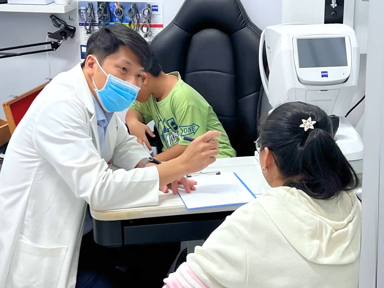 Kính đổi màu có hại mắt không? Bác sĩ giải đáp