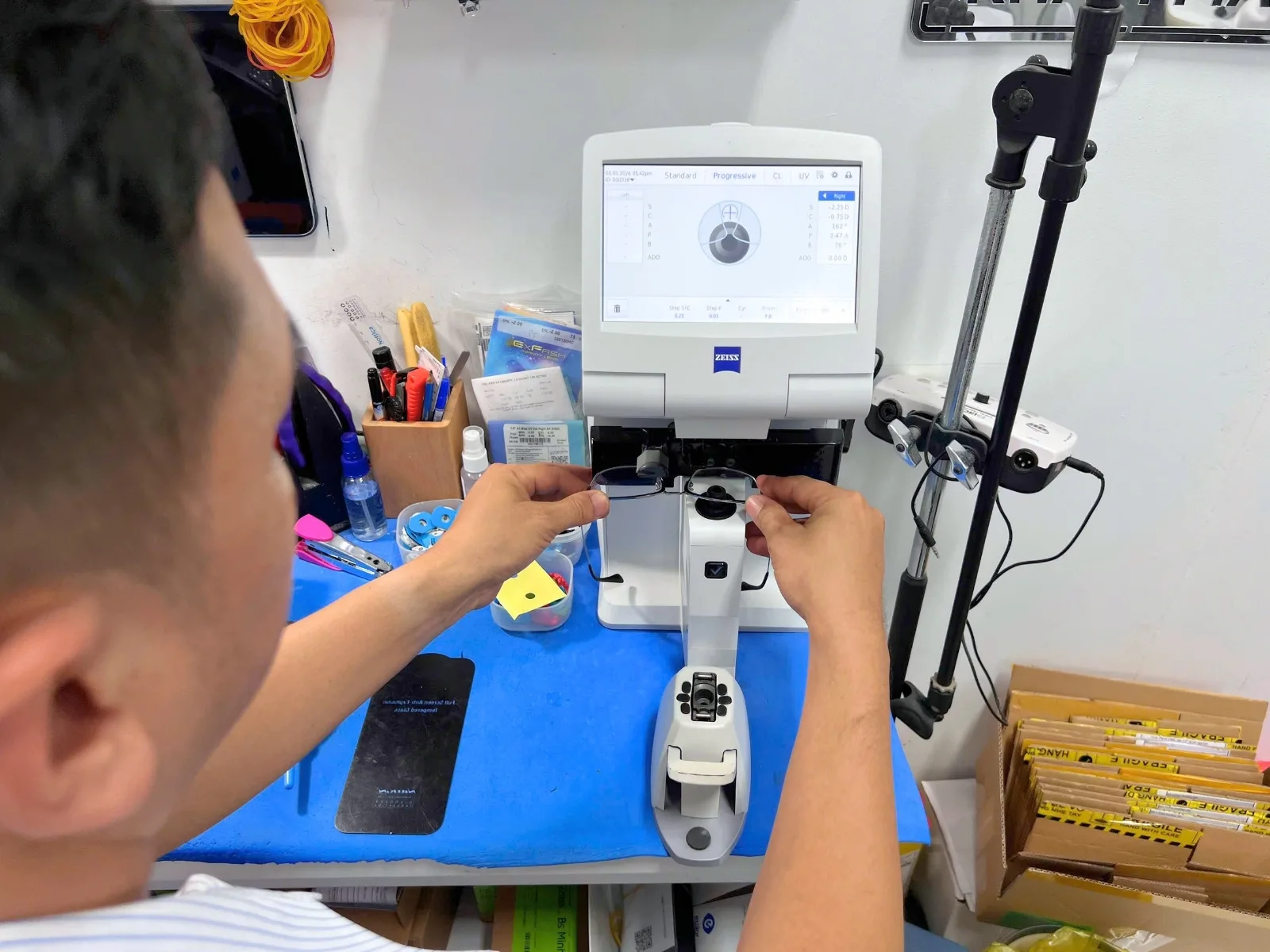 Đeo kính sai tâm có sao không? Giải đáp nhanh