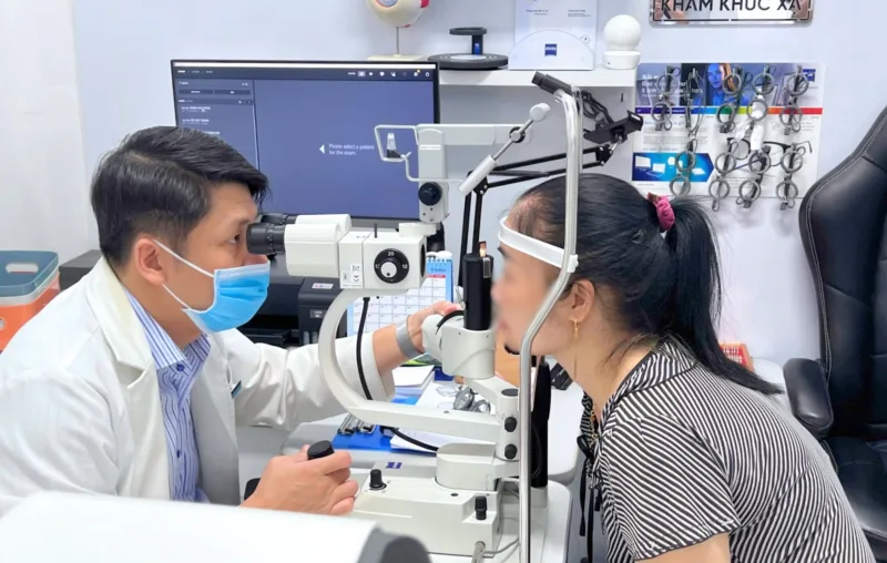 Đau mắt đỏ có cần kiêng gió không