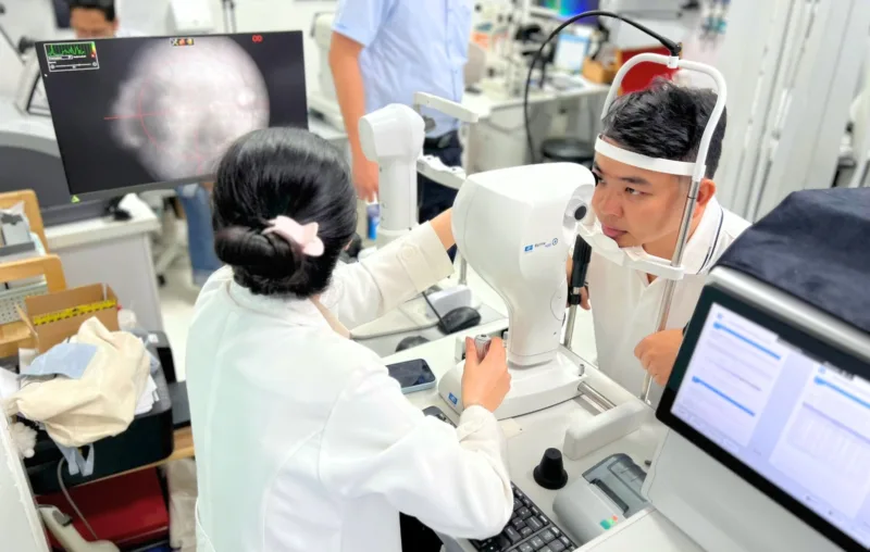 Người lớn tuổi có cần soi đáy mắt định kỳ không?