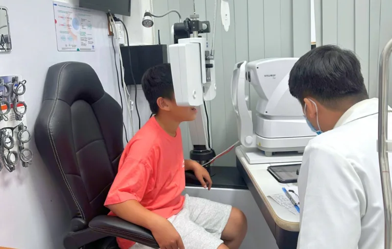 Cận nặng có nên dùng kính áp tròng không?