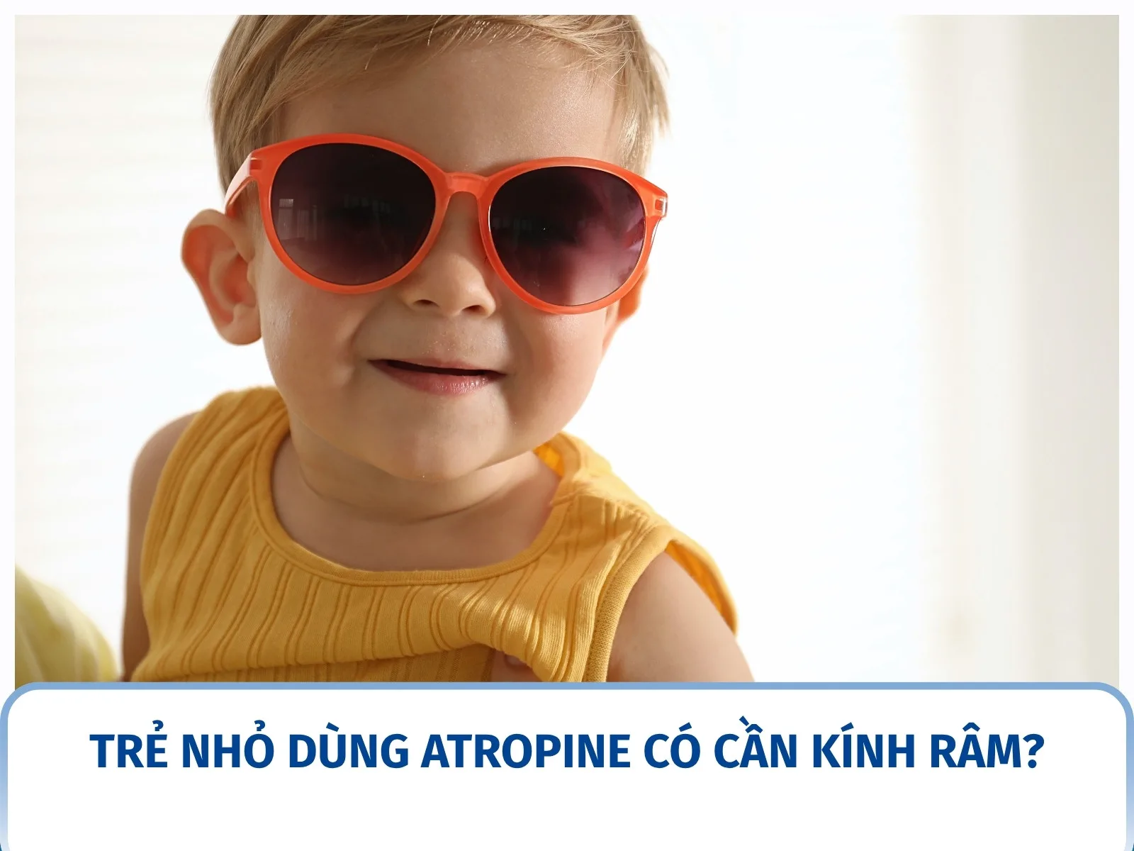 Trẻ nhỏ dùng atropine có cần kính râm?
